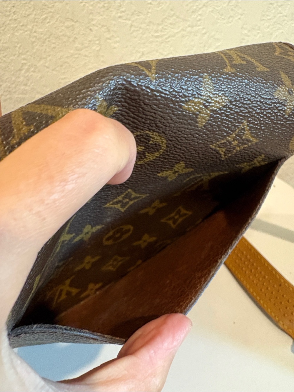 Louis Vuitton Saint Cloud
Brown Monogram Crossbody Bag - Picture 9 of 15